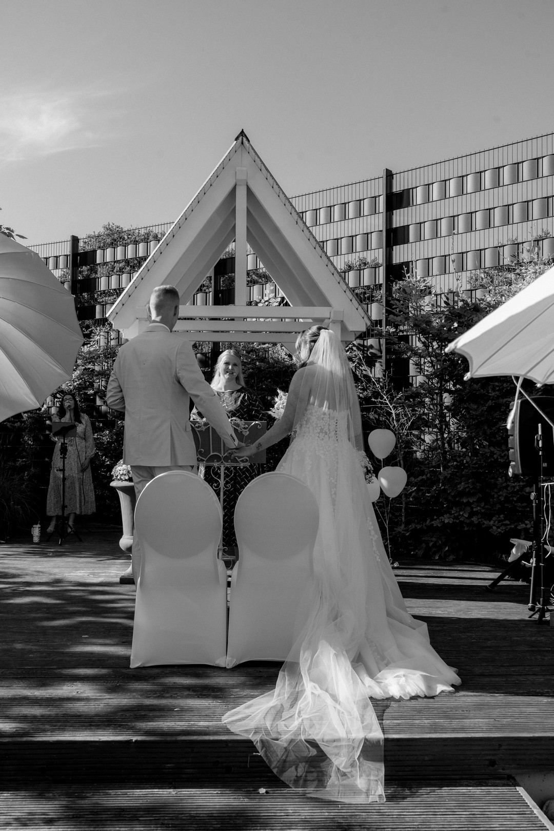 Verliebtes Hochzeitspaar bei einer Freien Trauung im Müggenkrug in Oldenburg